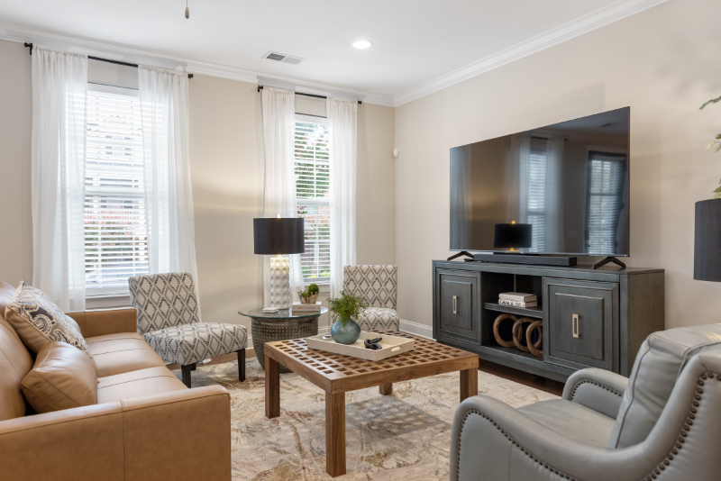 Hendersonville House: 353 Cornelius Way