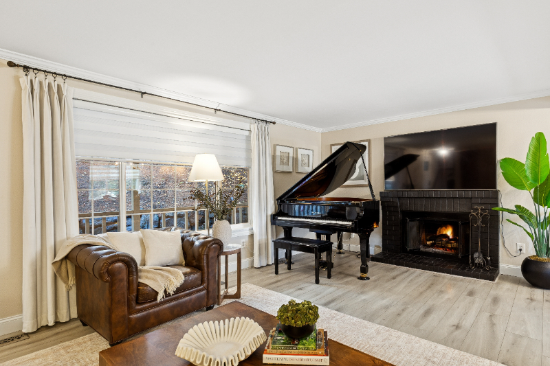 University Place House: 6911 47th St Court W