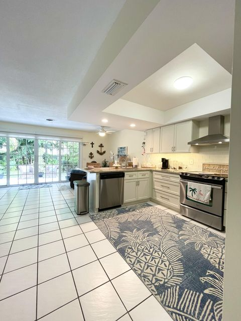 Boca Raton Townhome: 266 NE Wavecrest Way