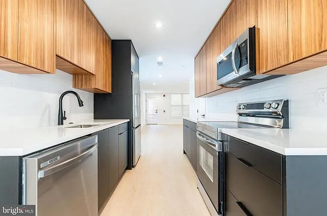 Philadelphia Apartment: 1649 6th St N