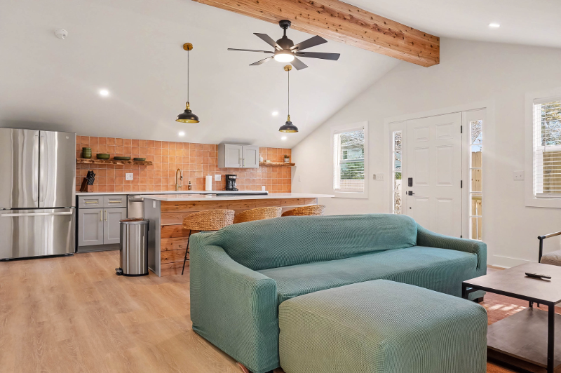 Charleston House: 625 Semaht St