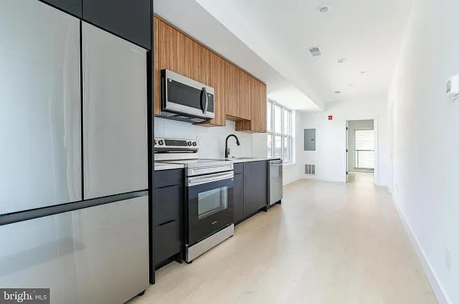 Philadelphia Apartment: 1649 6th St N