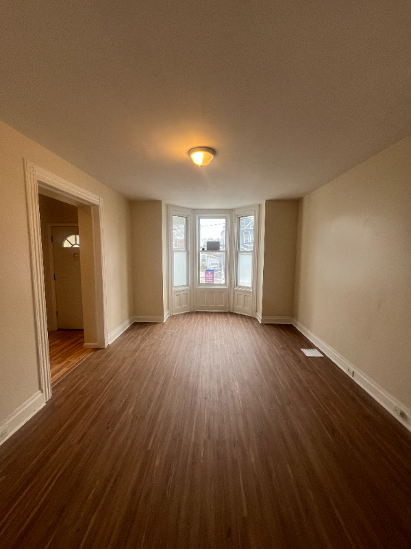 Newark House: 260 N 7th St