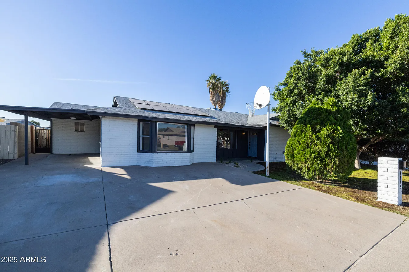 Glendale House: 4415 W Carol Ave