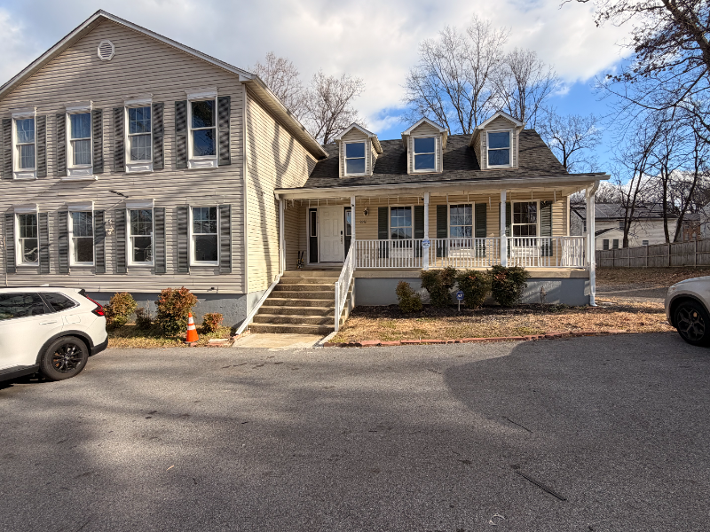 Lanham House: 9216 Crandall Rd