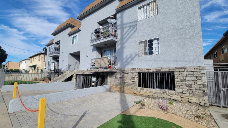 Van Nuys Apartment: 13347 Victory Boulevard