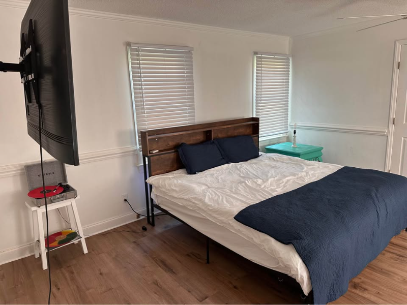 Belhaven House: 453 E Main St