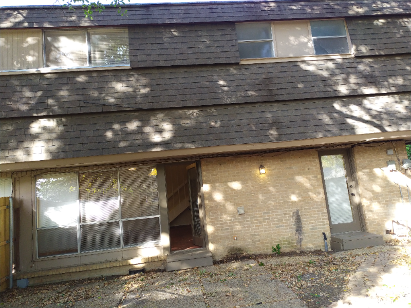 Dallas House: 7618 Village Trail Dr