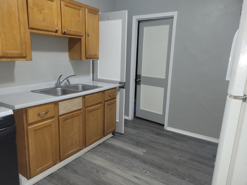 Milwaukee House: 1911 W Fairmount Ave