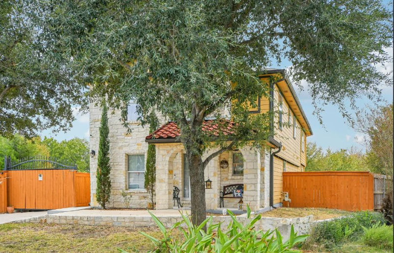 Manor House: 18205 Great Falls Dr