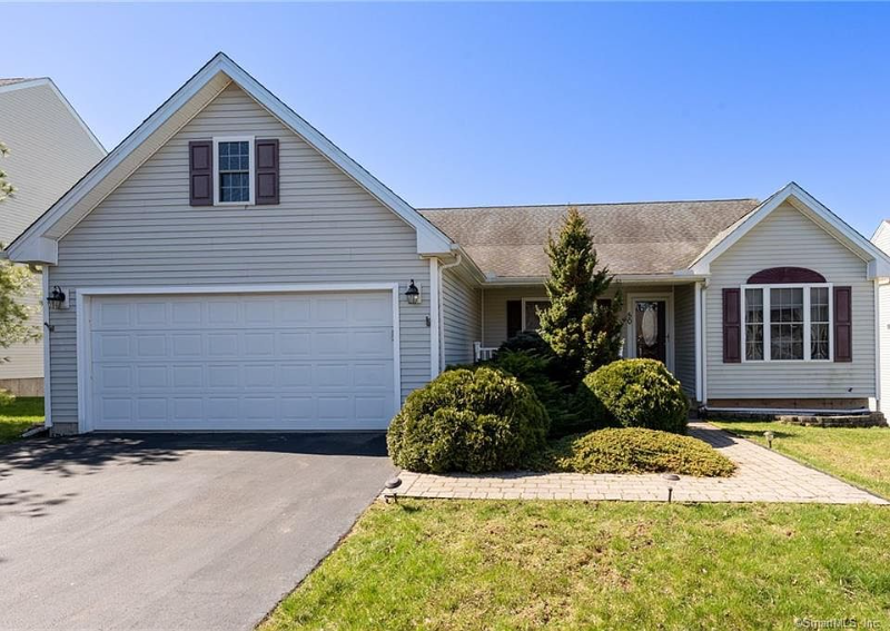 Meriden House: 50 Hidden Pines Cir