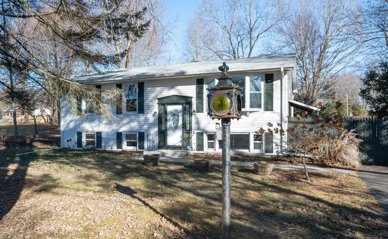 Farmington House: 31 Cheryl Dirve