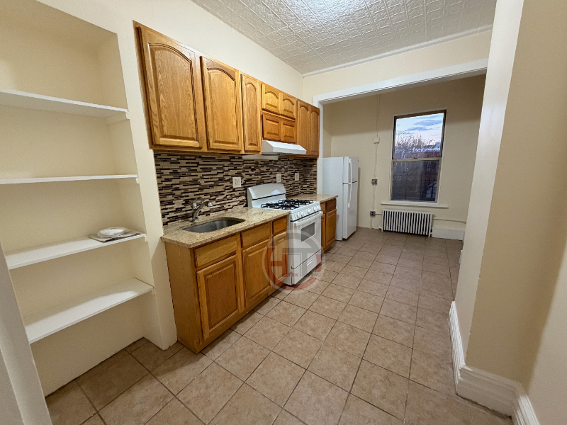 Bronx Townhome: 853 Van Nest