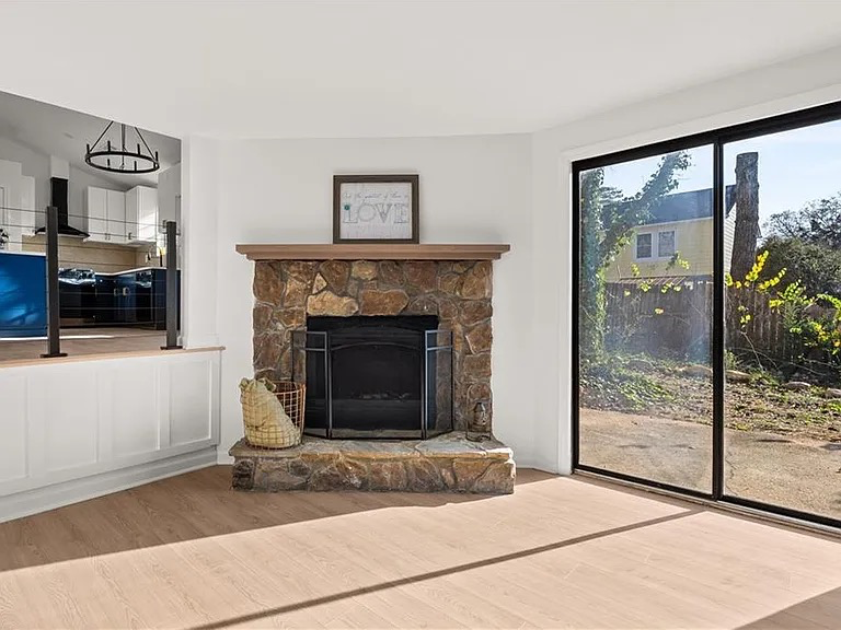 Stone Mountain House: 4933 Parkwest Dr