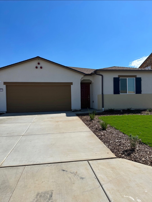 Reedley House: 1913 E Evening Glow Ave