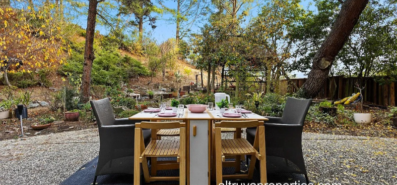 Moraga House: 40 Corte De Rosas