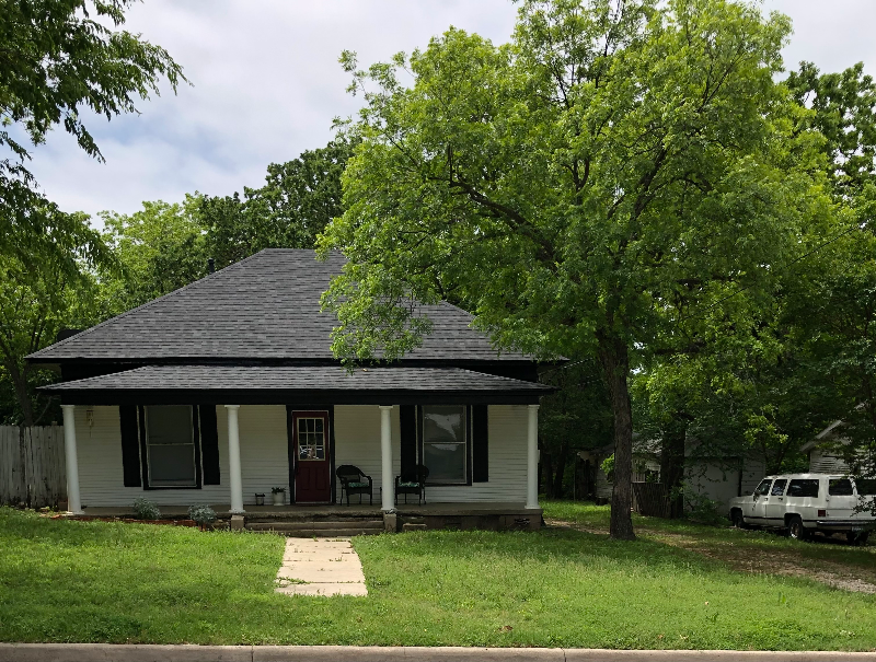 Weatherford House: 216 E Second St