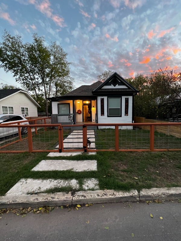 San Antonio House: 134 Paul St