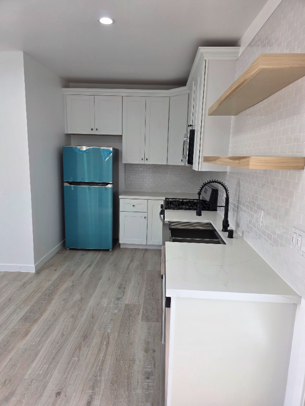 Long Beach House: 2895 1/2 Canal Avenue