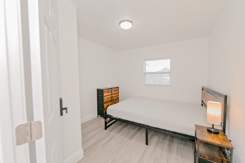 Jacksonville House: 842 W 31st St