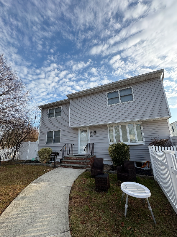 Farmingdale House: 17 W Zoranne Dr