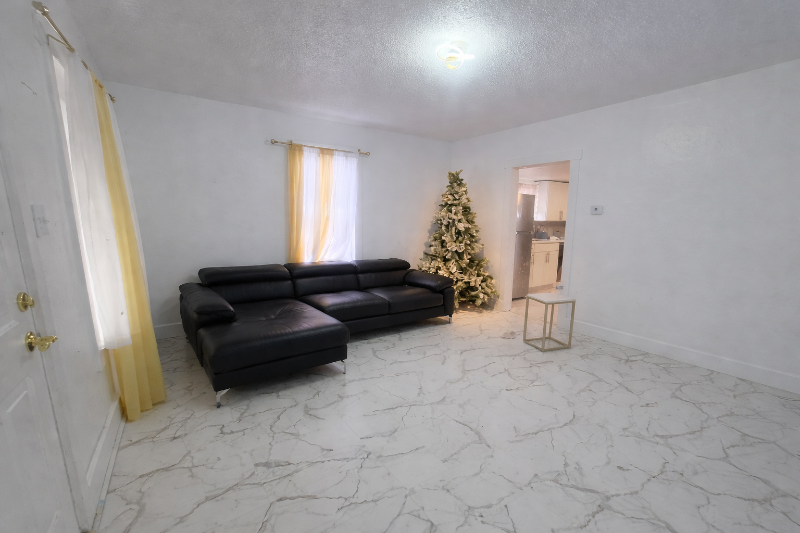 Lafayette House: 307 E Oak St