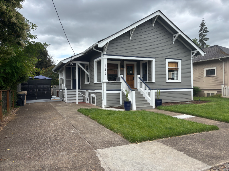 Albany House: 925 SW Walnut