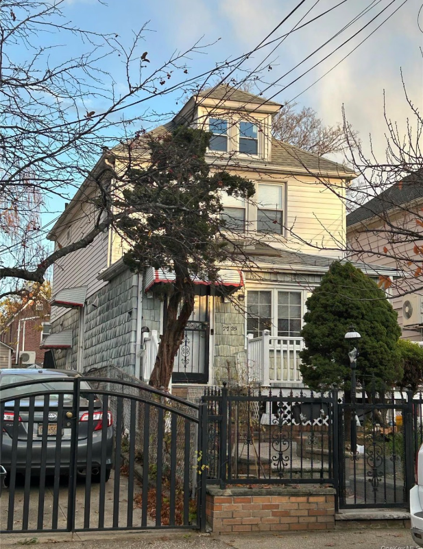 Fresh Meadows House: 7725 169 st