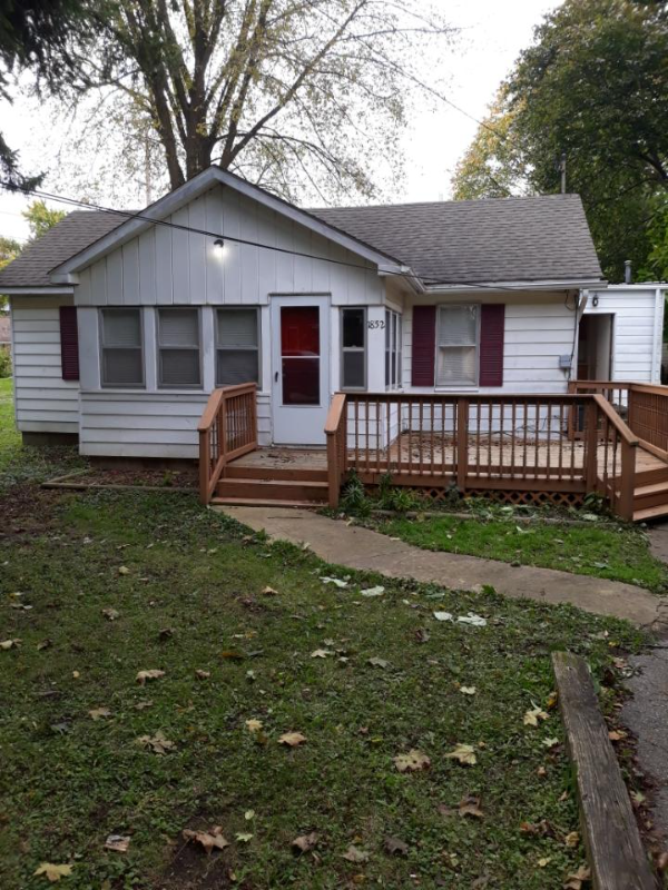 Keego Harbor House: 1852 Beechmont