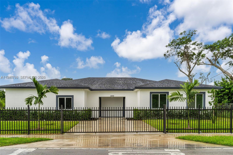 Miami House: 11870 SOUTHWEST 220TH STREET