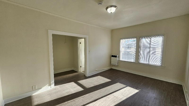 Los Angeles Apartment: 815 S Lake St