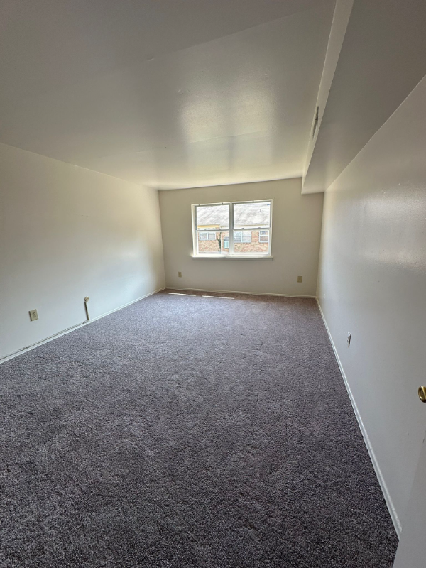 Ewing Apartment: 1903 Country Ln