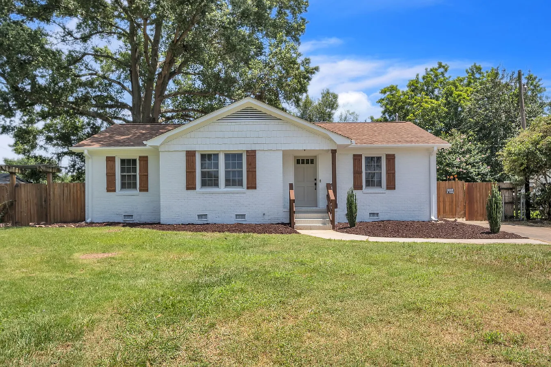 Simpsonville House: 120 Abbotsford Dr