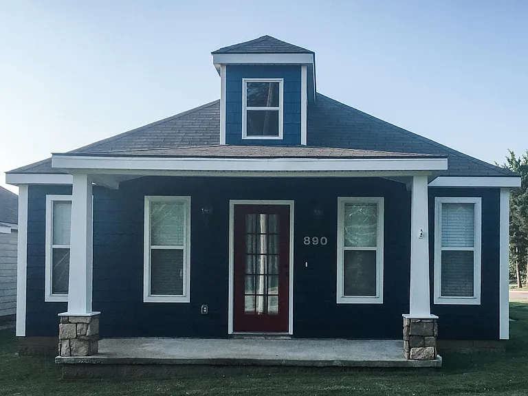 Fayetteville House: 890 W Cato Springs Rd