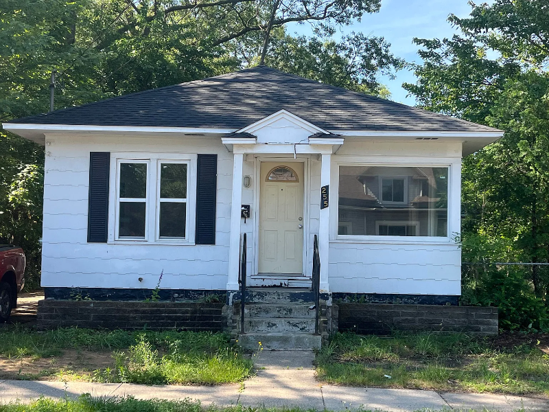 Muskegon Heights House: 255 W. Summit Ave