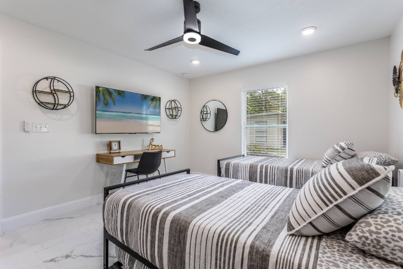 Orlando House: 1414 E Harding St