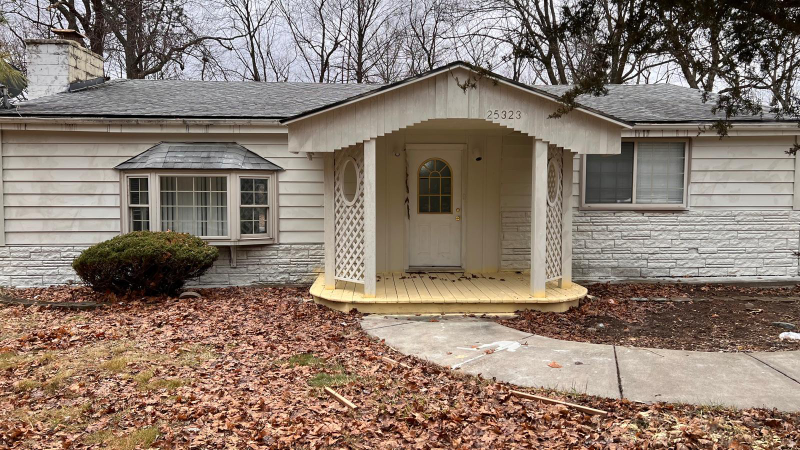 Farmington House: 25323 Orchard Lake Rd