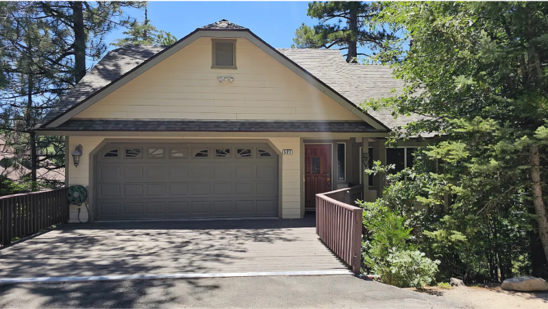 Lake Arrowhead House: 527 Sutter Lane