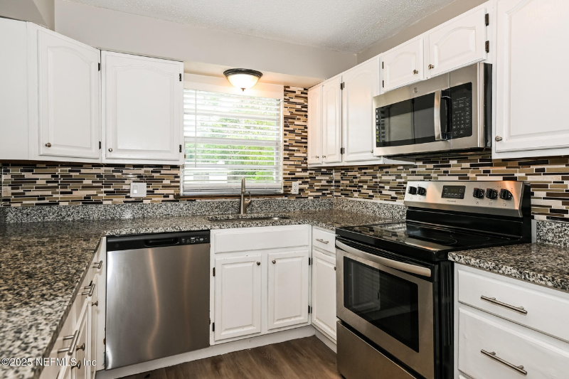 Jacksonville House: 10198 Luana Dr N