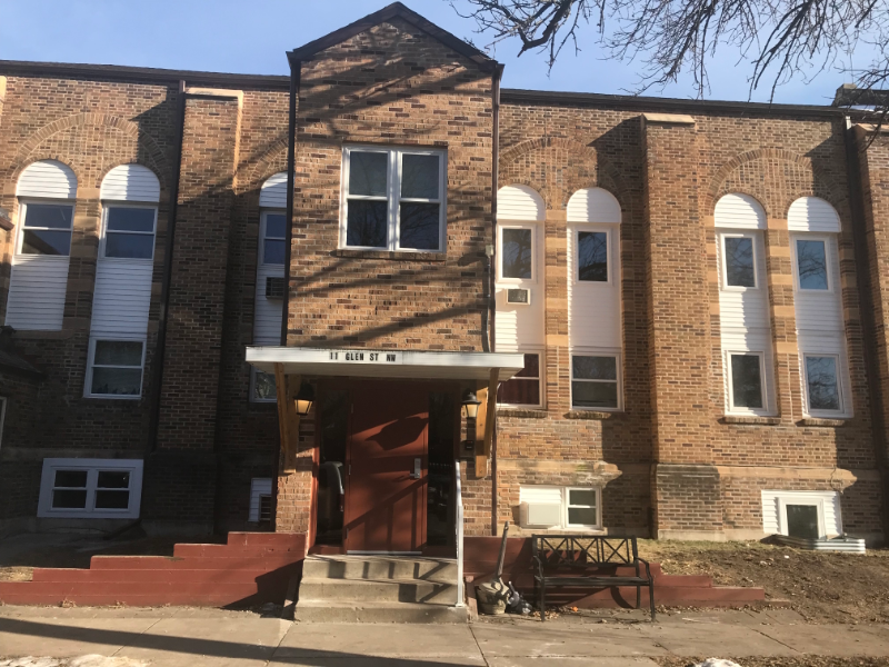 Hutchinson Apartment: 11 Glen St NW