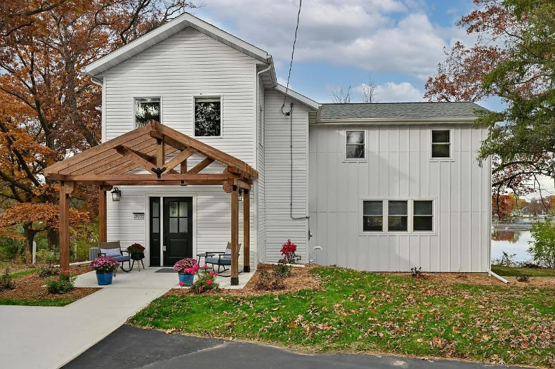 Waterford House: 29032 Kramer Dr