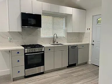 West Hills House: 6546 Bobbyboyar Ave