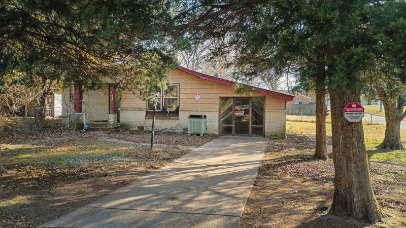 Newport House: 500 McLain St