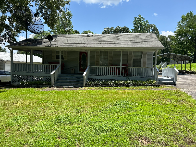 Springville House: 90 Russ Haven Dr