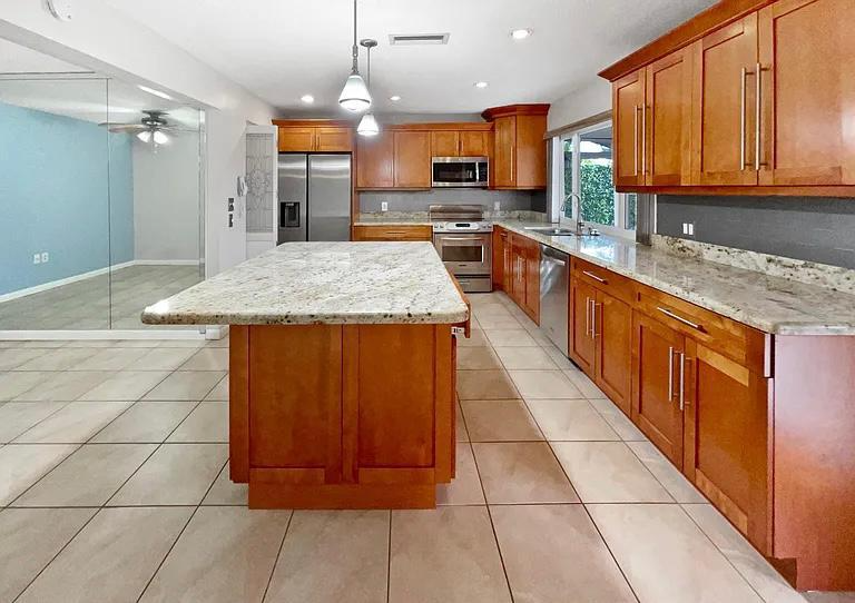 Pembroke pine House: 8915 NW 11th St, Pembroke Pines, FL 33024