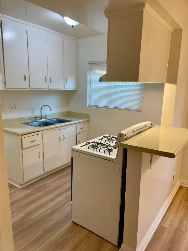 Downey Apartment: 12414 Dunrobin Ave