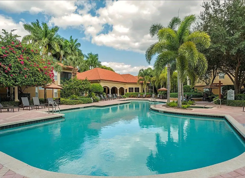 Bonita Springs Condo: 8950 Colonnades Ct E #824