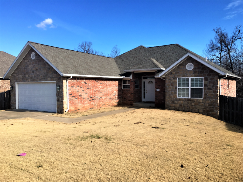 Fayetteville House: 1806 N Knollcrest Cir