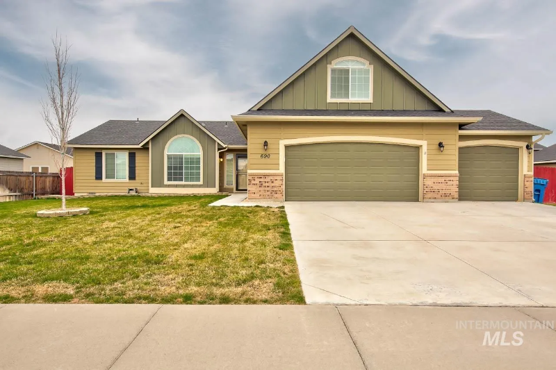 Mountain Home House: 690 SW Miner St