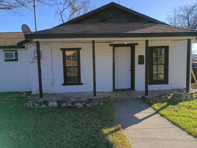 Fort Worth House: 2152 Moore Ave